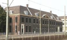Prinsegracht 25-29. Links is een gedeelte van Varkenmarkt 4-6 zichtbaar.