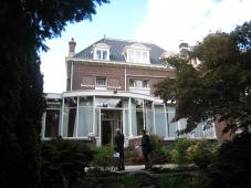 achtergevel met later doorgezet bordes