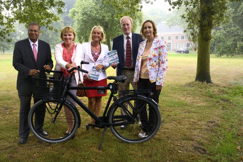 Wethouders met de fietsroute