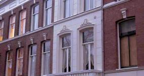 witte gevel = nr.7; links daarvan = nr.7a